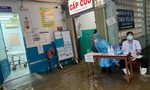 TPHCM: Mưa lớn gây ngập bệnh viện, bác sĩ đi ủng, mặc áo mưa khám bệnh