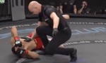 Clip võ sĩ MMA gãy chân khi đá trụ đối thủ