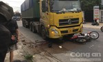 Đồng Nai: Xe đầu kéo tông xe máy băng qua đường, 2 người thương vong