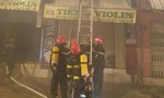 Cảnh sát PCCC ở TPHCM cứu 4 người từ đám cháy trong đêm