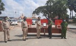 Công an TPHCM và Long An tặng quà, thiết bị y tế cho Cảnh sát Campuchia