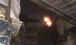 Cột điện bốc cháy dữ dội sau tiếng nổ trong cơn mưa ở Sài Gòn