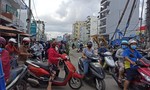 Ôm hàng bỏ chạy tại chợ tự phát ở Sài Gòn khi thấy lực lượng tuần tra
