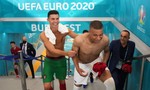 Ronaldo vui vẻ đổi áo với Mbappe trong đường hầm sân vận động