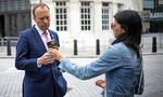 Bộ trưởng Y tế Anh từ chức vì bị bắt gặp hôn nữ phụ tá