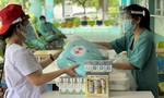 Vinamilk gửi món quà sức khỏe đến bác sĩ, bệnh nhi F0 tại BV Trưng Vương TPHCM