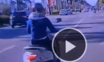Clip tạt đầu xe ôtô, người phụ nữ chạy xe máy bị hất văng