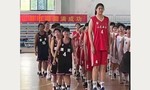 Nữ vận động viên bóng rổ nhí 14 tuổi cao 2,27 m