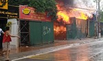 Chủ xưởng bật khóc nhìn cháy lớn thiêu rụi tài sản, nhiều ôtô bị “mắc kẹt”