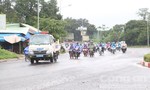 CSGT Gia Lai ‘hộ tống’ 140 người dân đi xe máy từ vùng dịch về