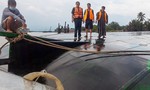 Sà lan chở 400 tấn đá bị lật úp trên sông Đồng Nai, hai người được cứu sống