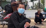Đi ké xe rau từ Thanh Hóa vào TPHCM thăm vợ, mếu máo vì không được qua chốt
