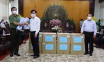Công an TPHCM tặng 5 máy trợ thở và một số thiết bị y tế đến tỉnh Long An
