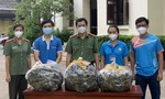 Công ty Việt Huy tặng 1.000 thùng mì và 3.000 chiếc bánh chưng