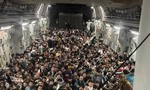 Đám đông người dân Afghanistan di tản chen đặc khoang máy bay Mỹ