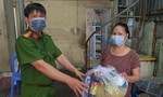 Công an xã Phú Xuân, huyện Nhà Bè: "Đi từng ngõ" trao quà đến bà con