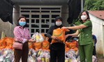 Công an tỉnh Bình Phước tặng quà cho bà con khó khăn do dịch bệnh