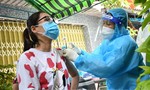 Tiêm vắcxin cho người dân tại các khu phong toả ở quận Bình Tân