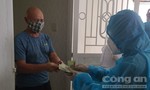 Đà Nẵng: Đến từng nhà trao tiền hỗ trợ người dân cách ly
