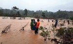 Dùng dây dù vượt lũ cứu hộ 5 người dân bị cô lập qua sông