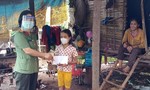 Công an tỉnh Bình Phước chia sẻ với các hộ nghèo và lực lượng tuyến đầu