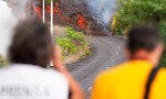 Tây Ban Nha: Dung nham núi lửa tràn ra đường, nhiều người sơ tán
