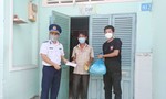 Cảnh sát biển Việt Nam tặng quà, tiền cho ngư dân khó khăn ở huyện Cần Giờ