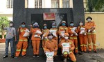 Báo Công an TPHCM tặng gạo cho công nhân vệ sinh phường Bến Thành