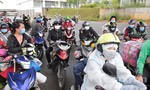 Gần trăm người tự ý đi xe máy về quê, bị kẹt lại ở TP.Thủ Đức