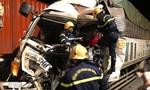 Cảnh sát giải cứu lái xe bị kẹt trong cabin bẹp dúm sau tai nạn