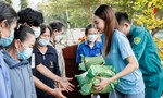 Hoa hậu Thùy Tiên trao học bổng cho các học sinh nghèo tại Củ Chi