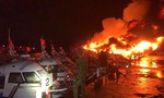 Cháy 3 tàu gỗ cùng 5 cano du lịch đang neo đậu tại cảng Cửa Đại