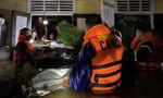 Công an Thừa Thiên Huế xuyên đêm cứu dân trong đợt mưa lũ lịch sử
