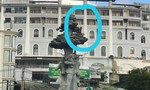 Giải cứu thanh niên tâm thần leo lên tượng đài phụ nữ tại chợ Đà Lạt
