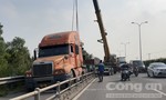 TPHCM: Xe container 'làm xiếc' trên đường dẫn cao tốc, nhiều người thoát chết
