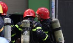 Cảnh sát PCCC TPHCM phá cửa cuốn dập lửa cứu người trong đám cháy