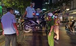 Nhiều xe máy đậu tràn lan ở phố đi bộ Nguyễn Huệ bị đưa về trụ sở Công an