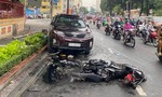 TPHCM: Ôtô tông gãy 2 biển báo, hất văng xe máy cùng đôi nam nữ dừng ven đường