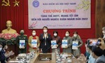 BHXH Việt Nam tặng sổ bảo hiểm cho người dân khó khăn dịp Tết
