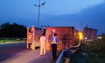 Lật xe container trên đường dẫn vào cao tốc Trung Lương – TPHCM