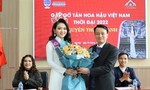 Hoa hậu Nguyễn Mai Anh diện áo dài trắng về thăm trường cũ