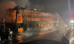 Cháy xe khách giường nằm chở 45 người cháy rụi trên đường