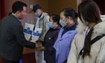 BHXH Việt Nam tặng quà bệnh nhân có hoàn cảnh khó khăn