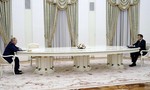 Nguyên do Putin sử dụng “chiếc bàn dài” để tiếp đón Macron