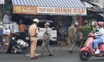 Nữ tài xế lái ôtô lao thẳng vào tiệm tạp hóa ở Sài Gòn, nhiều người thoát chết