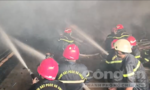 Cháy lớn tại công ty gỗ ở TPHCM, Cảnh sát PCCC nỗ lực dập lửa