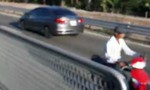 Người đàn ông chạy xe máy lao vun vút ngược chiều trên cao tốc