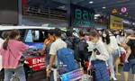 Yêu cầu xử lý việc tăng giá, chèn ép khách đón xe tại sân bay Tân Sơn Nhất