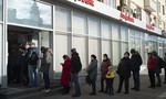 Người dân Nga đổ xô rút tiền mặt khi phương Tây “siết” hệ thống ngân hàng
