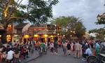 Nhiều du khách đến tham quan phố cổ Hội An đầu năm mới